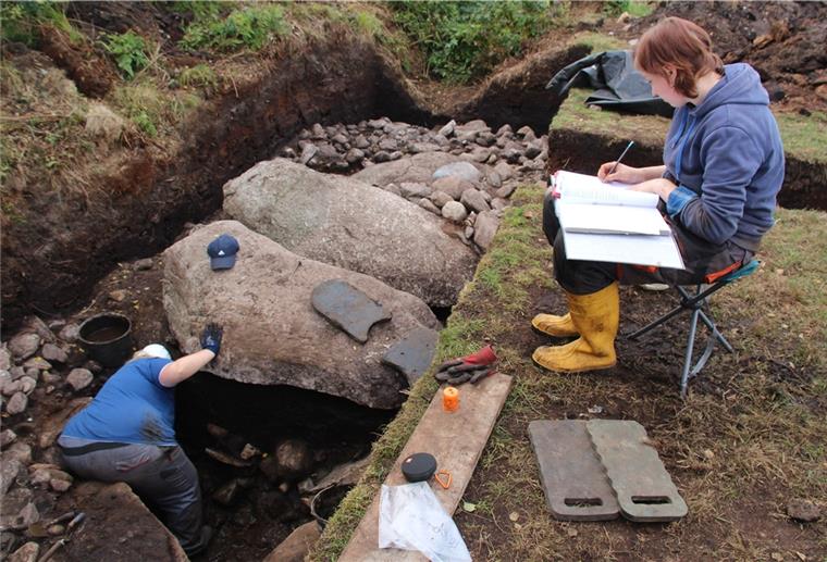 Ahlenfalkenberg: Historische Schätze im Moor entdeckt Studentinnen legen das an einem Graben liegende Steinzeitgrab frei und dokumentieren dabei jeden Schritt.