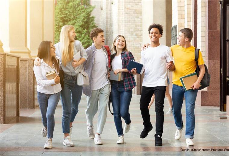 Jungen Menschen lauft gut gelaunt auf die Kamera zu. Studienstart bedeutet nicht nur Vorlesungen und neue Freiheiten, sondern auch mehr Verantwortung – besonders bei Finanzen, Versicherungen und Altersvorsorge.