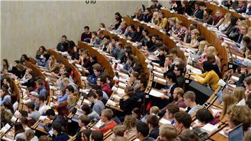 Studierende der Georg-August-Universität sitzen im Zentralen Hörsaalgebäude (ZHG).