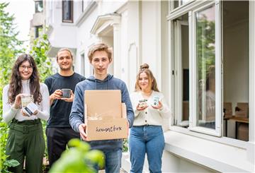 Studierende der Hochschule Bremerhaven aus dem Studiengang „Gründung, Innovation, Führung“ entwickeln eine Box mit regionalen Produkten, genannte Heimatbox. Im Bild (von links): Celina Schrecke, Ben Hussain, Jerrit Appel und Rabea Amarouche.