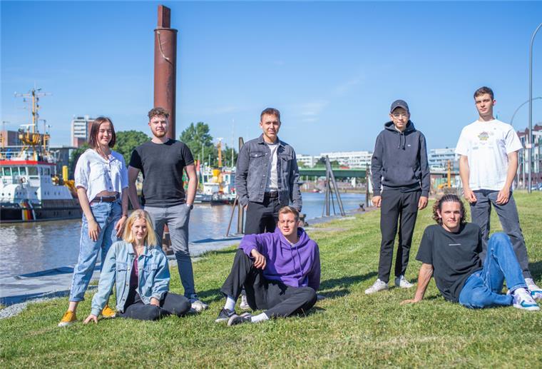 Ice-Rolls, frischen Joghurt und CBD-Öle: Das gibt es bald in Bremerhaven Studierende der Hochschule Bremerhaven, des Studiengangs Gründung, Innovation, Führung, stellen Konzepte für Läden vor, (von links): Lara, Lisa, Jonas, Dominik, Moritz, Manuel, Nils und Paul.