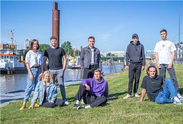 Studierende der Hochschule Bremerhaven, des Studiengangs Gründung, Innovation, Führung, stellen Konzepte für Läden vor, (von links): Lara, Lisa, Jonas, Dominik, Moritz, Manuel, Nils und Paul.