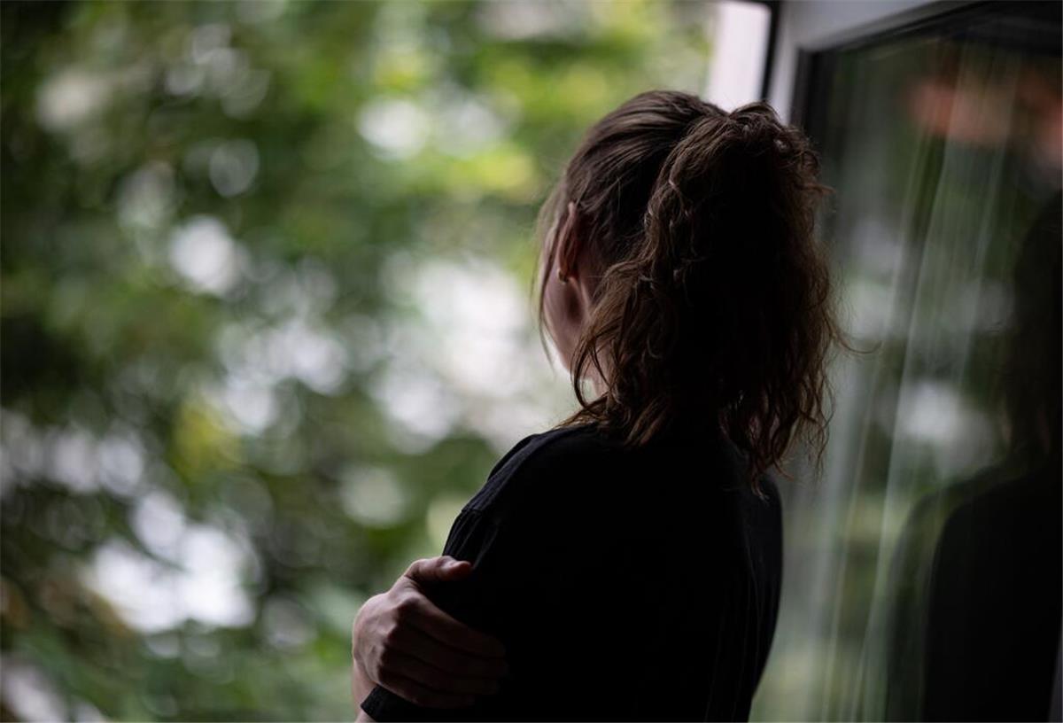 Dokumentarfilm über Einsamkeit: Hochschule Bremerhaven sucht Mitwirkende Studierende der Hochschule Bremerhaven drehen einen Dokumentarfilm über Einsamkeit bei jungen Menschen. Gesucht werden Mitwirkende aus der Region.