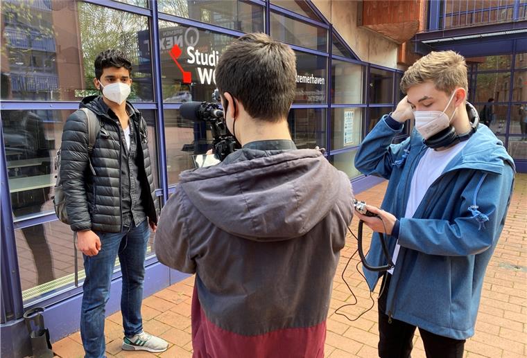 Bremerhavener Studierende drehen Film über Stress Studierende der Hochschule Bremerhaven drehen einen Dokumentarfilm über Stress im Studium. Darin berichten Betroffene wie Mohammed al Johmane (links), wie sie mit Stress umgehen.