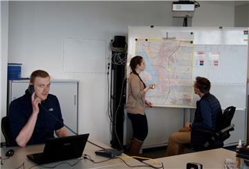 Studierende des Studiengangs ISSM simulieren im Übungslage- und -führungszentrum einen Notfalleinsatz.
