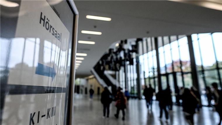 Keine Protestcamps an Niedersachsens Hochschulen bekannt Studierende gehen Richtung Hörsaal.