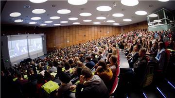 Studierende sitzen bei der Erstsemesterbegrüßung im Audimax in der Leibniz Universität.