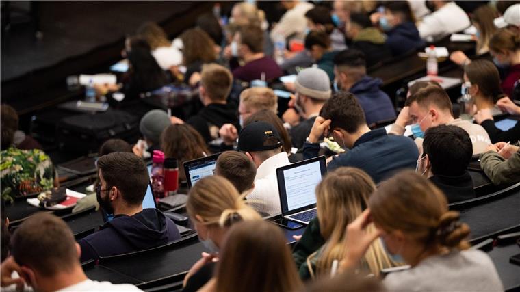 Zahl der Studierenden in Niedersachsen weiter gesunken Studierende sitzen in einem Hörsaal.