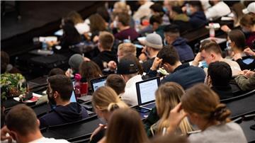 Studierende sitzen in einem Hörsaal.