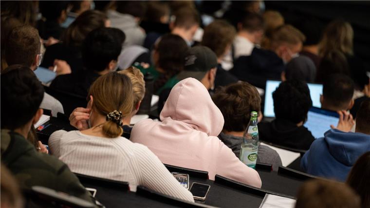 Vier von fünf Studenten nutzen finanzielle Hilfen nicht Studierende sitzen in einer Vorlesung im Hörsaal einer Universität.