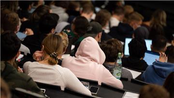 Studierende sitzen in einer Vorlesung im Hörsaal einer Universität.