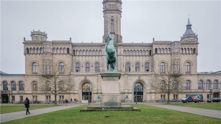 Studierende stehen vor der Leibniz Universität im Welfenschloss.