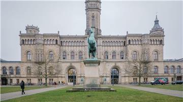 Studierende stehen vor der Leibniz Universität im Welfenschloss.