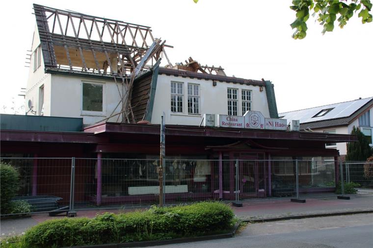 Villa mit langer Geschichte wird in Nordenham abgerissen Stück für Stück wird bereits das Dach der alten Villa abgetragen. Das Haus ist seit Jahren nicht mehr bewohnbar. Und auch das China-Restaurant schloss vor Jahren.