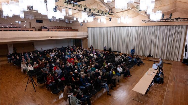 Christian Stückl soll Passion 2030 leiten Stückl musste seine Ideen in einer Bürgerversammlung vorstellen.