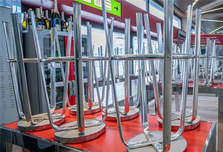 Hannover: Gastronomen demonstrieren wegen Corona-Belastungen Stühle stehen auf dem Tisch, der Laden ist geschlossen: Viele Gastronomen leiden in der Corona-Pandemie unter erheblichen Umsatzeinbußen.