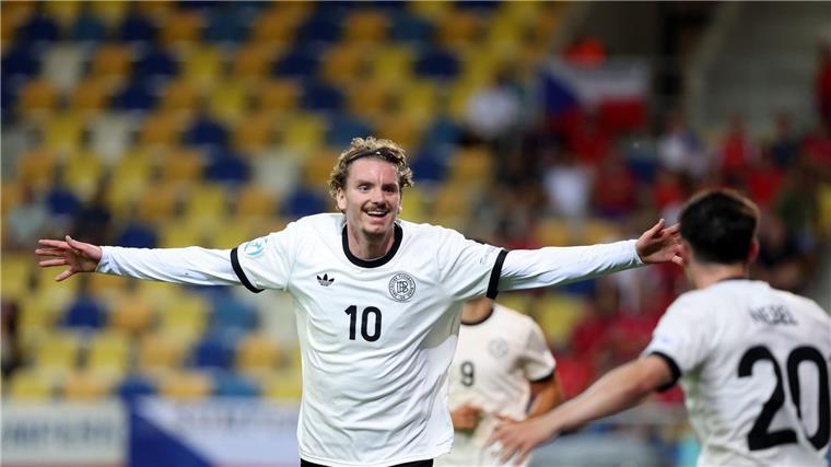 Stümer Nick Woltemade freut sich über den Erfolg seiner Mannschaft bei der U21-Fußball-EM.