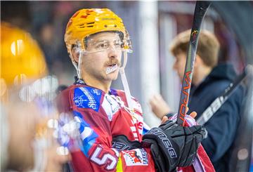 Stürmer Alex Friesen fehlt den Pinguins im Duell mit den Kölner Haien.
