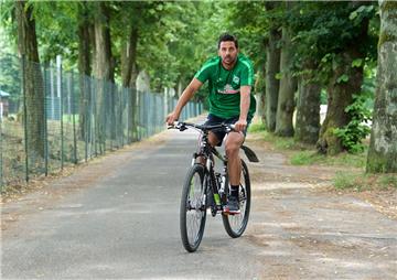 Stürmer Claudio Pizarro macht auch auf dem Fahrrad eine gute Figur. Foto Gumz