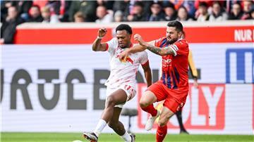 Stürmer Lois Openda (l.) erzielte Leipzigs 1:0 in Heidenheim.