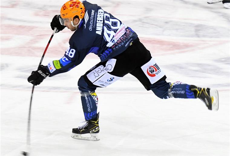 Stürmer Niklas Andersen in Aktion. Die Fischtown Pinguins hatten im DEL-Spitzenspiel die Eisbären Berlin zu Gast.