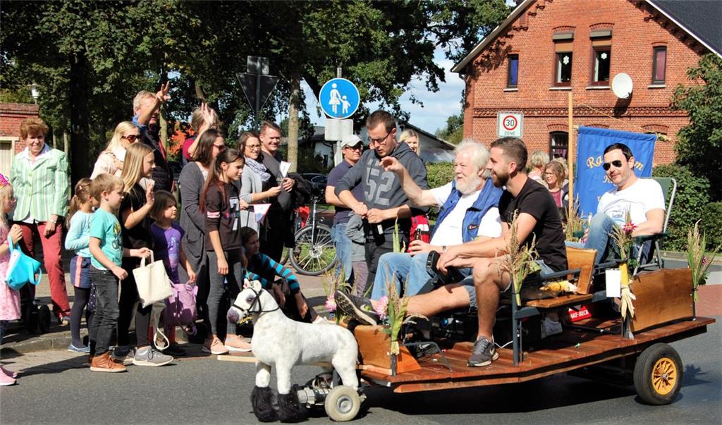 Stürmisch begrüßt von den Schaulustigen: Das motorisierte Raumteam-Gefährt &quot...