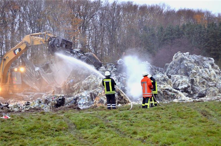 Nach verheerendem Brand in Loxstedt: Schadstoffe im Grundwasser? Stundenlang kämpften die Feuerwehren in Loxstedt gegen die brennenden Plastikhaufen. Ob Schadstoffe in den Boden gelangten wird zurzeit von den Behörden geprüft