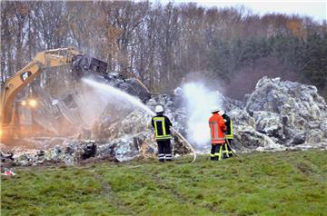 Stundenlang kämpften die Feuerwehren in Loxstedt gegen die brennenden Plastikhaufen. Ob Schadstoffe in den Boden gelangten wird zurzeit von den Behörden geprüft