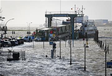 Sturmflut an Geeste und Weser. Der Anleger der Weserfähre liegt vor dem Geestesperrwerk.