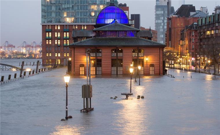 Sturmtief "Axel" lässt grüßen. Am Mittwochmorgen hieß es Land unter in Hamburg. Wer am Mittwoch in die Hamburger Fischauktionshalle wollte, musste sich Gummistiefel einpacken, um trocken zu bleiben.