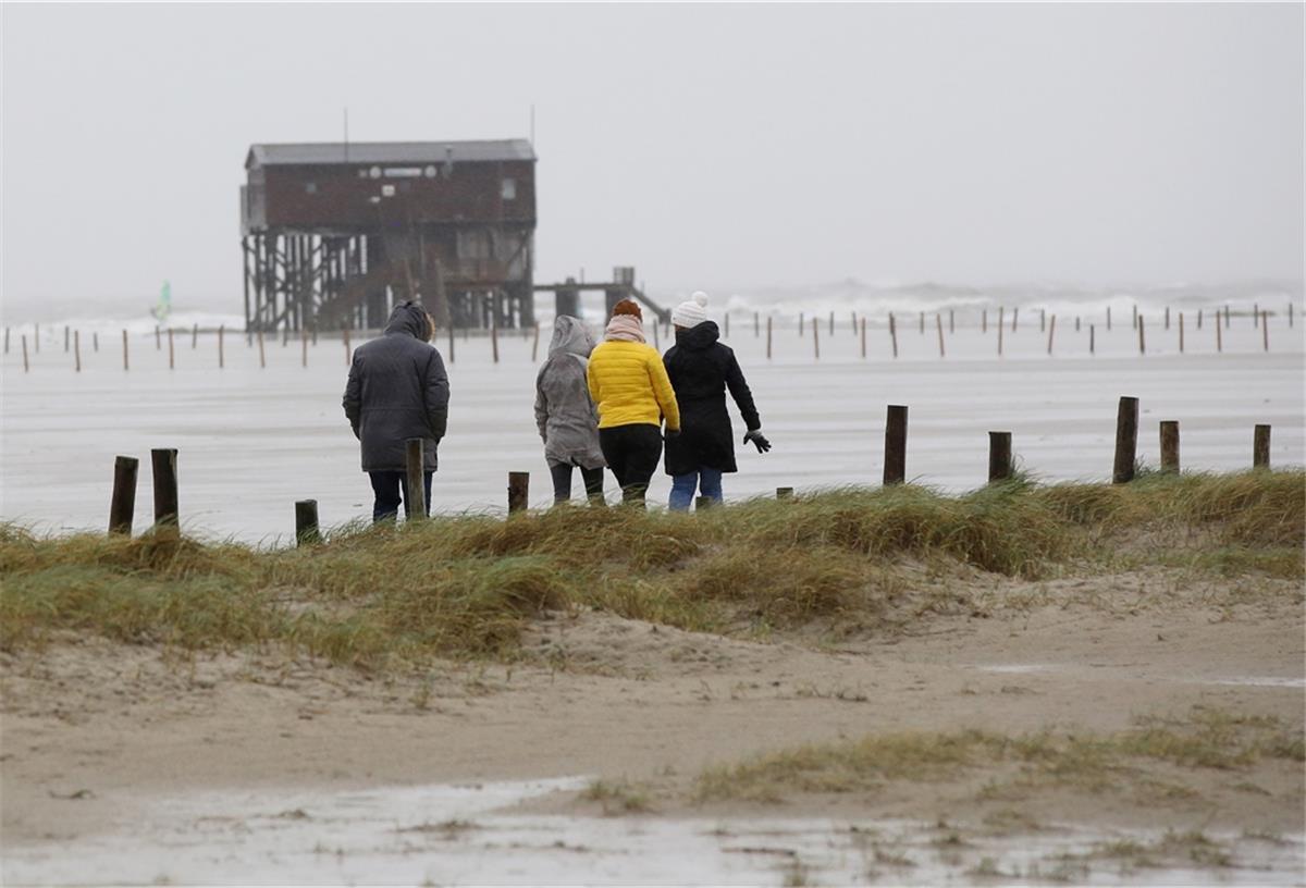 Sturmtief „Hermine“ zieht über den Norden und richtet Schäden an Sturmtief „Hermine“ zieht mit Orkanböen über den Norden hinweg - wie hier in St. Peter Ording.