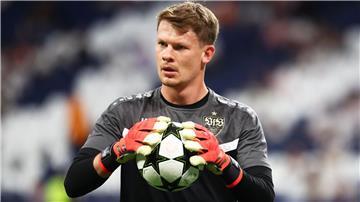 Stuttgart-Trainer Dieter Hoeneß traut Alexander Nübel die Rolle als Nationaltorhüter zu.