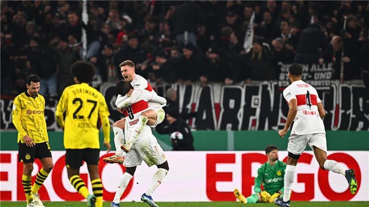 Fußball und Krimi liegen vorne Stuttgarts Serhou Guirassy (3.v.l.) und Maximilian Mittelstädt (2.v.r.) feiern das 2:0.