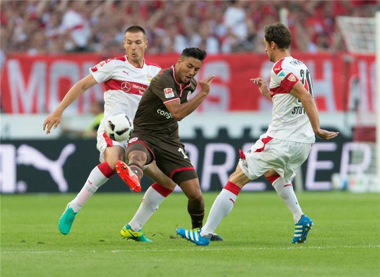 Last-Minute-Niederlage: St. Pauli verliert 1:2 in Stuttgart Stuttgarts Toni Sunjic (links) und Christian Gentner (rechts) nehmen St. Pauli's Aziz Bouhaddouz in die Zange.