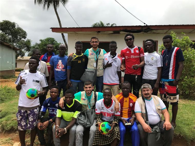 Nordenhamer engagiert sich in Liberia Suayb Gürbüz (hintere Reihe, Fünfter von rechts) hat in Liberia Fußballtrikots verschenkt. Die hat er von seinen Teamkollegen vom 1. FC Nordenham mit auf seine Reise in das westafrikanische Land bekommen.