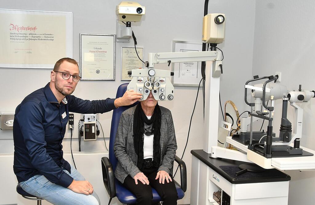 Subjektive Augenglasbestimmung mit dem Phoropter.