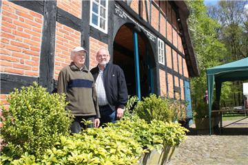 Suchen ein neues Betreuer-Ehepaar für das Heimathaus Wachholz: Rolf Börger (links) und der Vorsitzende Klaus Böse vom Heimatverein. 