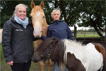 Suchen noch Helfer für die Juki-Farm: Vereinsvorsitzende Karin Osmers (links) und ihre Stellvertreterin Yvonne Rathjens. 