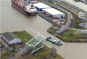 Südlich der havarierten Drehbrücke soll künftig eine Fähre als provisorische Querung den Verkehr zur Columbusinsel ermöglichen. Foto: Scheer
