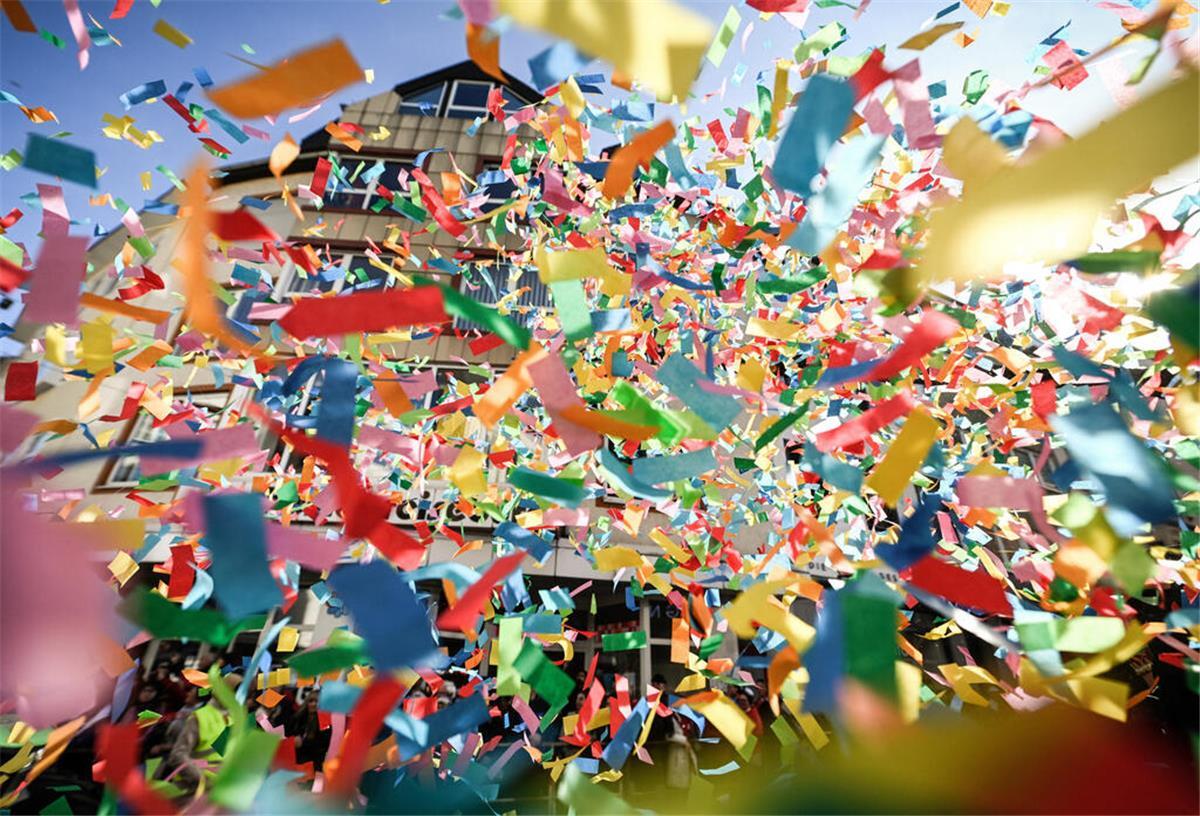 Bunte Konfettischnipsel fliegen durch die Luft am 20. Februar 2023 beim Rosenmontagszug in Koblenz. Zum KNA-Text: Darum feiern Menschen jetzt Fasching, Fastnacht oder Karneval