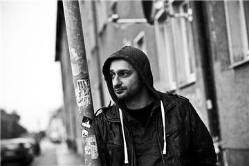 Sulaiman Masomi leitet den Workshop und slammt auch selbst bei seinem Solo-Abend.
