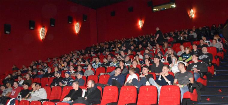 Bremerhaven: Rund 300 Football-Fans feiern den Super Bowl im Kino Super-Bowl-Party im Kino: Die Football-Fans verfolgten jeden Spielzug gebannt.