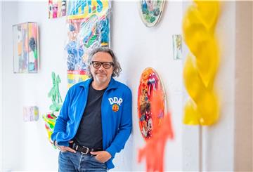 Superlutscher und Riesen-„Color-Rado“-Tüte: Ulrik Happy Dannenberg lädt in der Galerie 149 zum Schnökern mit den Augen ein.