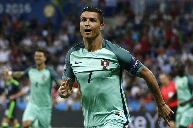 Ronaldo schießt Portugal ins EM-Finale Superstar Cristiano Ronaldo erzielte das 1:0 für Portugal. Foto Taherkenareh/dpa
