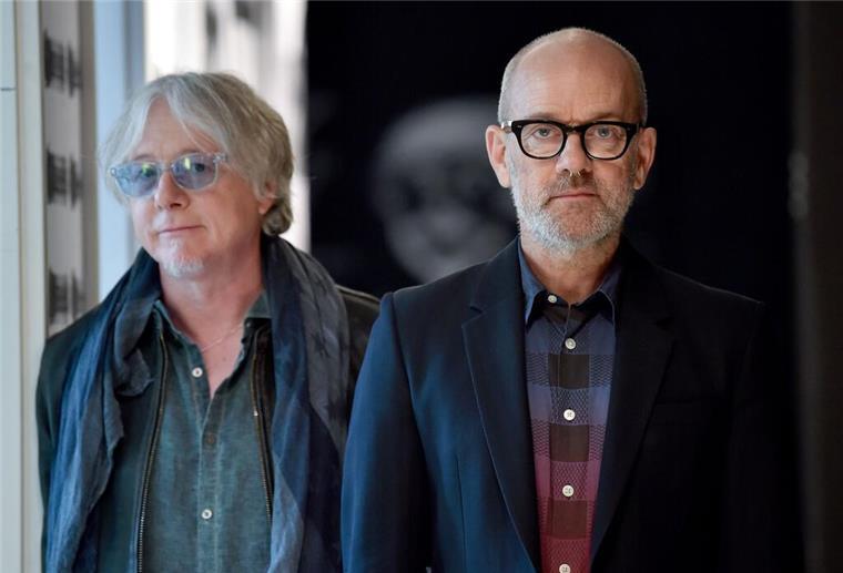 Rockstar außer Dienst - Michael Stipe wird 65 Superstar im Rentenalter: Stipe mit ex-R.E.M.-Bandkollege Mike Mills