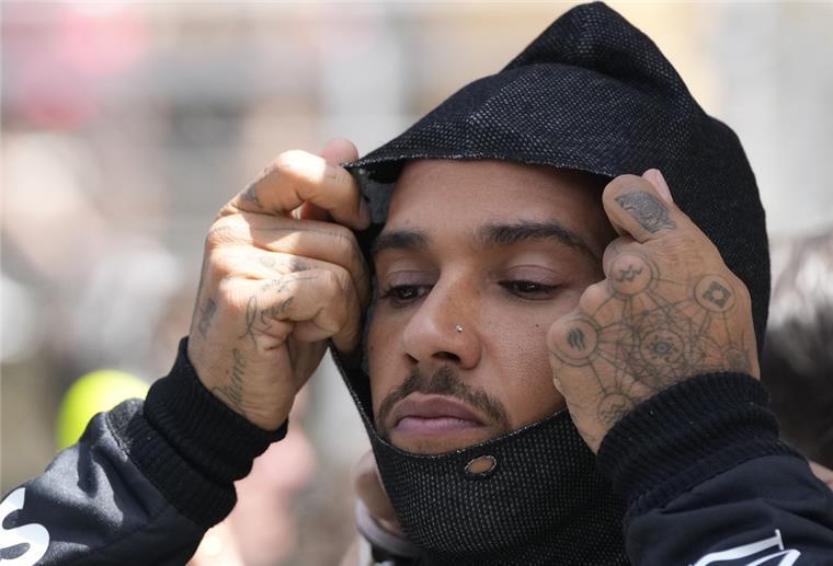 Formel-1-Debatte ums Hoppeln: Wie viel Risiko darf sein? Superstar Lewis Hamilton war zuletzt nur mit letzter Kraft und viel Mühe aus seinem Cockpit gestiegen. Er fühle sich diese Woche definitiv auch ein bisschen kleiner, scherzte der siebenmalige Weltmeister mit Blick auf die Schläge, die vor allem auch seine Wirbelsäule aushalten musste.