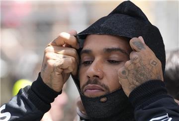 Superstar Lewis Hamilton war zuletzt nur mit letzter Kraft und viel Mühe aus seinem Cockpit gestiegen. Er fühle sich diese Woche definitiv auch ein bisschen kleiner, scherzte der siebenmalige Weltmeister mit Blick auf die Schläge, die vor allem auch seine Wirbelsäule aushalten musste. 