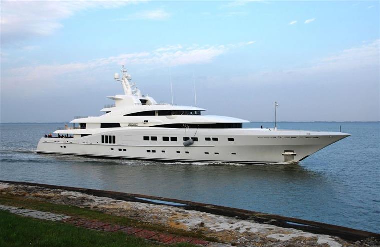 Abeking & Rasmussen hat angeblich Interesse an Weserwind-Halle Superyachten sind die Spezialität von Abeking & Rasmussen. Jetzt zeigen sie Interesse an der Weserwind-Halle.