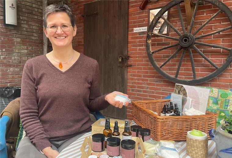 Naturkosmetik ohne Schnickschnack: So kam eine Butjenterin zu ihrem eigenen Unternehmen Frau mit Kosmetika
