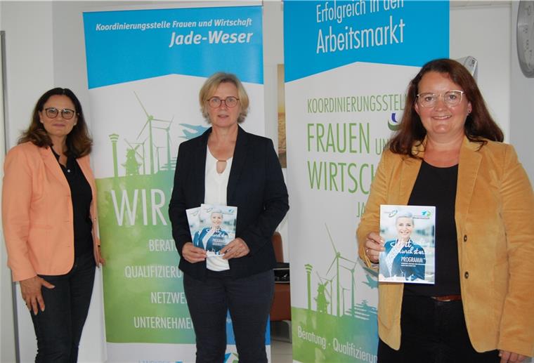 Frauen können beruflich durchstarten Susanne Herbst, Raphaela Gerdes-Schmidt und Gaby Koopmann (von links) von der Koordinierungsstelle Frauen und Wirtschaft sind stolz auf das neue Halbjahresprogramm, das 27 Veranstaltungen für Frauen umfasst.